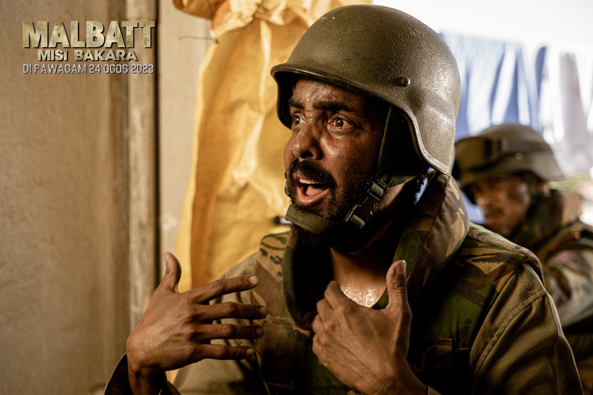 Musa Aden as Abdalle in helmet and camouflage, mid-scene in Malbatt: Misi Bakara