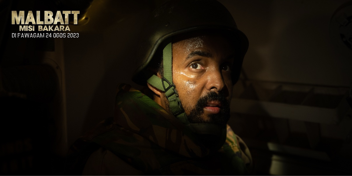 Close-up of Musa Aden as Abdalle inside a vehicle at night in Malbatt: Misi Bakara
